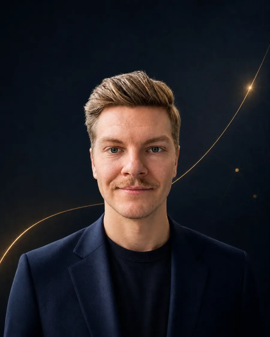 Porträt von Lennart Knop, verantwortlich für KI-Trainings und digitale Lerninhalte, vor tiefblauem Hintergrund mit feinen goldenen Lichtlinien