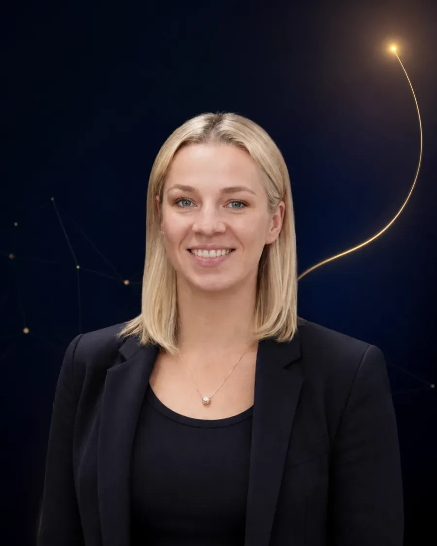 Porträt von Martina Hargarten, Soft-Skill-Trainerin und zertifizierte Business-Coachin, vor tiefblauem Hintergrund mit feinen goldenen Lichtlinien